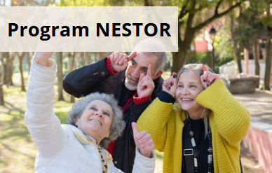 Obrazek poziomy przedstawiający 3 starsze osoby robiące sobie zdjęcie telefonem; u góry obrazka na jasnym pasku napis: Program NESTOR